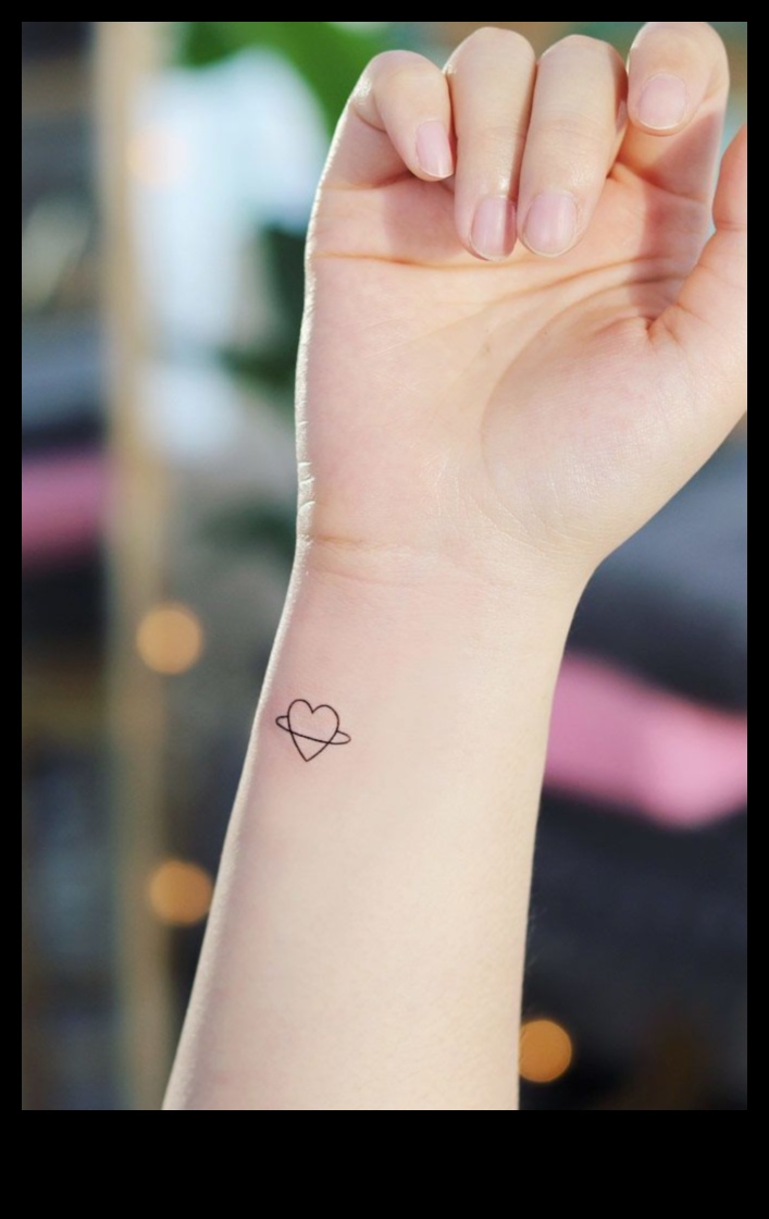 דיו חינני: מבטא תחכום עם קעקועים עדינים בשורש כף היד