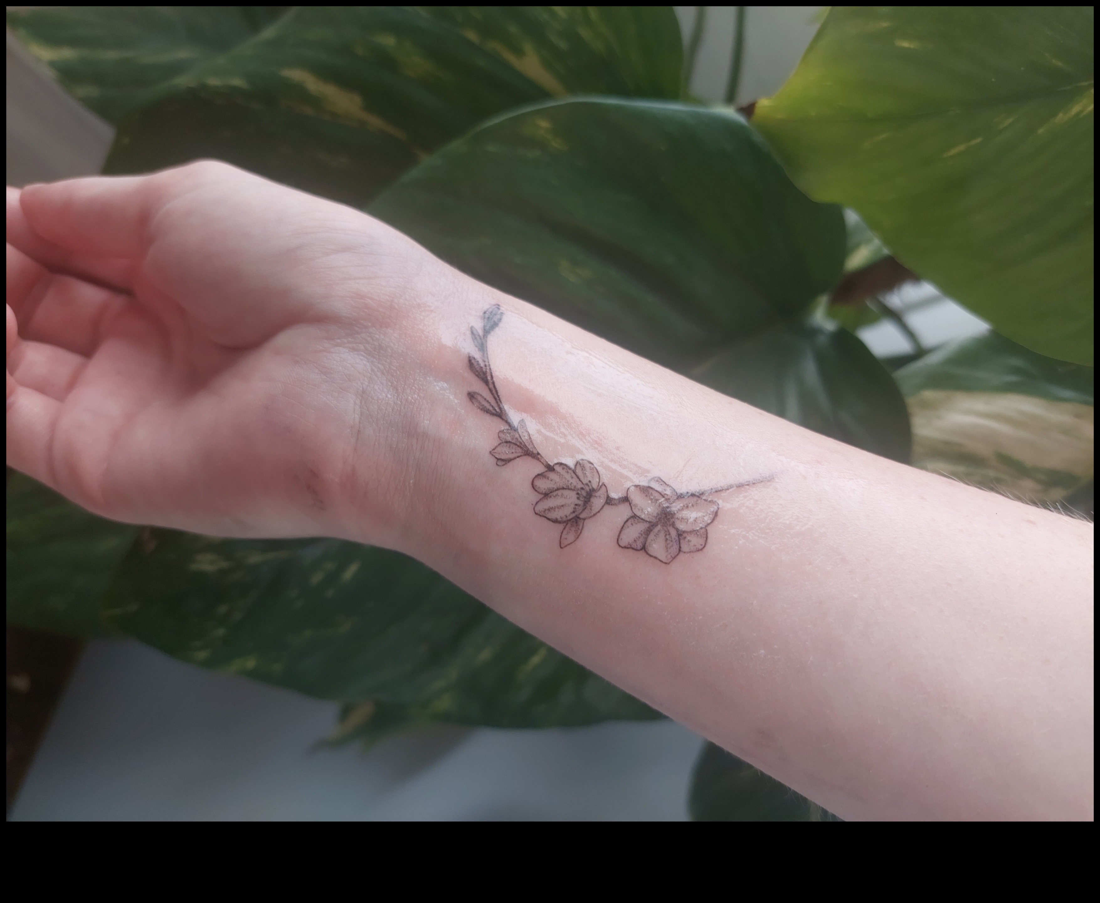 דיו חינני: מבטא תחכום עם קעקועים עדינים בשורש כף היד