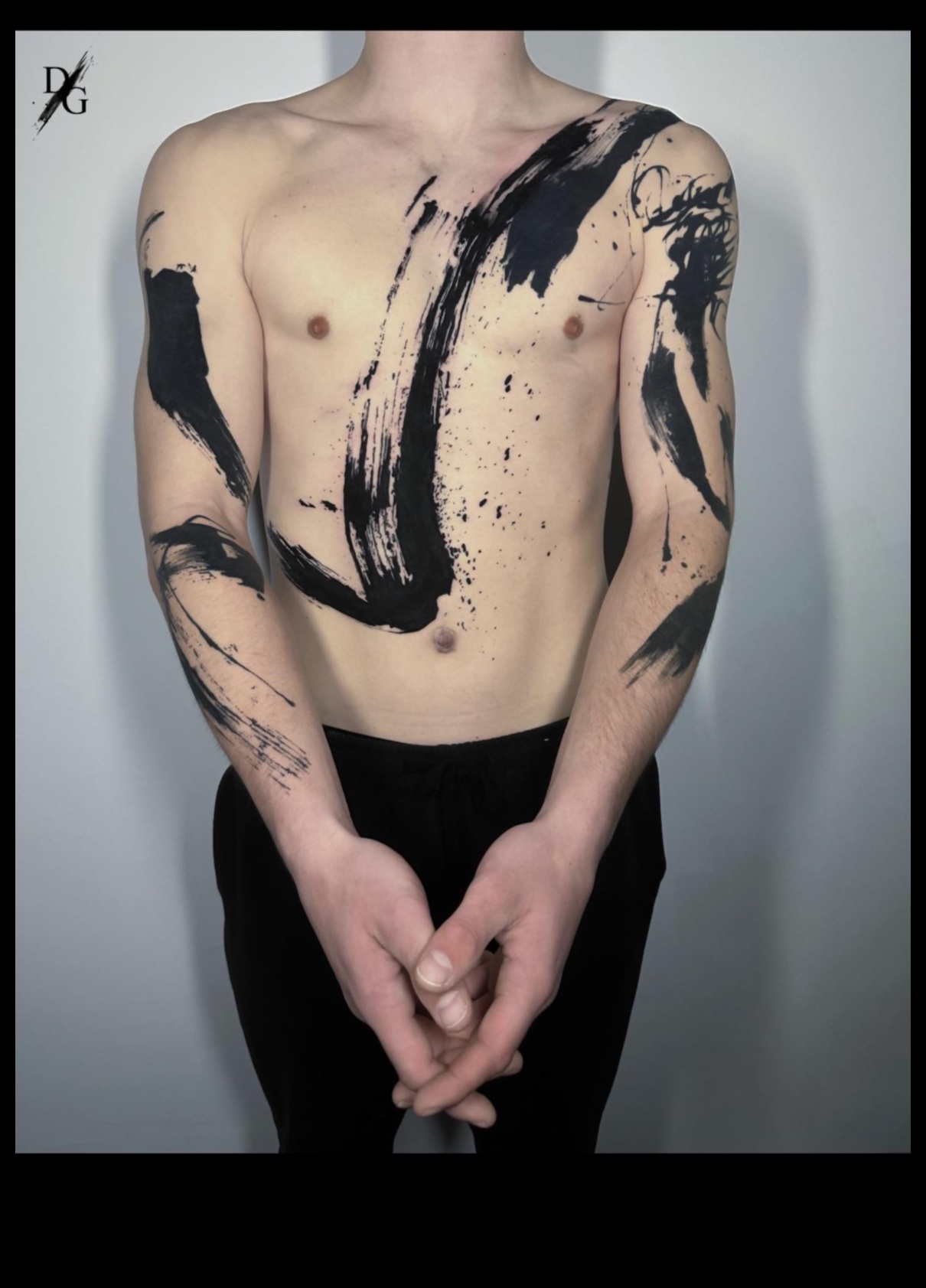 משיכות מכחול מודגשות: אומנות מופתית בדיו אחורית