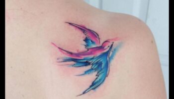 גוונים חיים על העור: צלול לעולם של קעקועים בצבעי מים