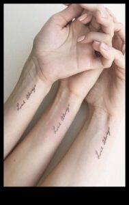 דיו חינני: מבטא תחכום עם קעקועים עדינים בשורש כף היד