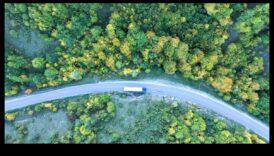 כבישים ירוקים: שיוט עם תודעה סביבתית ברכבי רכב חשמליים