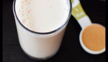 חטיף חלב שקדים עשה זאת בעצמך: צור את המשקה המושלם שלך על בסיס אגוזים