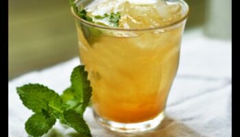 תחושות תה ירוק קר: מדריך ליצירת סליקי תה שאי אפשר לעמוד בפניו